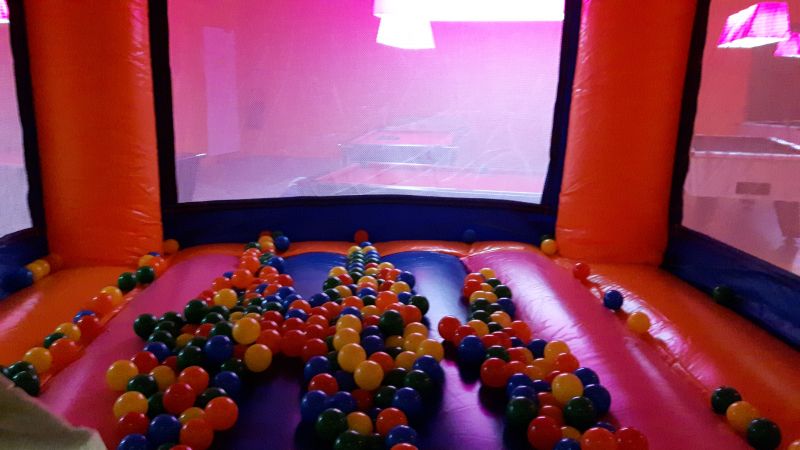 Piscine gonflable pour mettre des boules pour les enfants et les animations  d'enfants